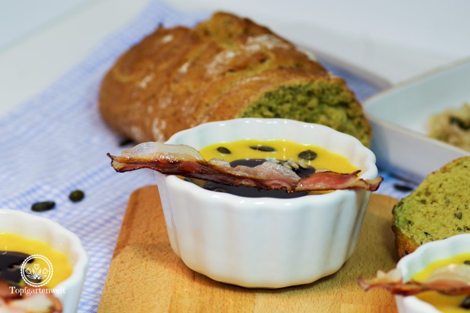 Steirische Kürbiscremesuppe mit Kürbiskernöl und Crème Fraiche ...