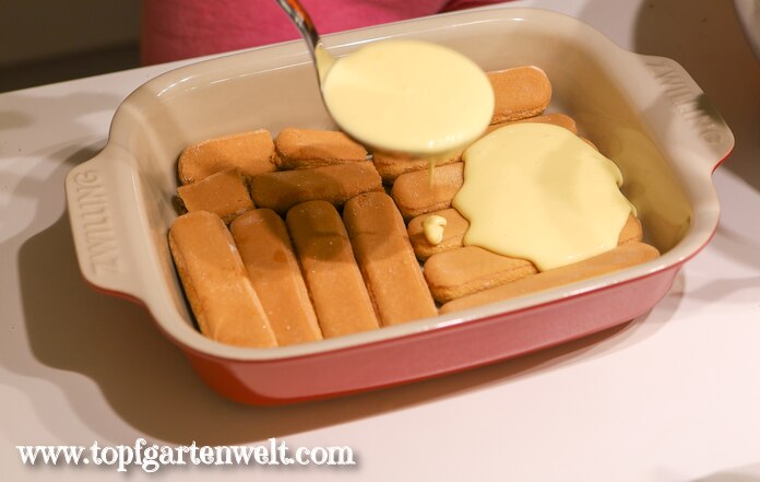 Auflaufform mit Mascarpone-Eiercreme füllen - Foodblog Topfgartenwelt