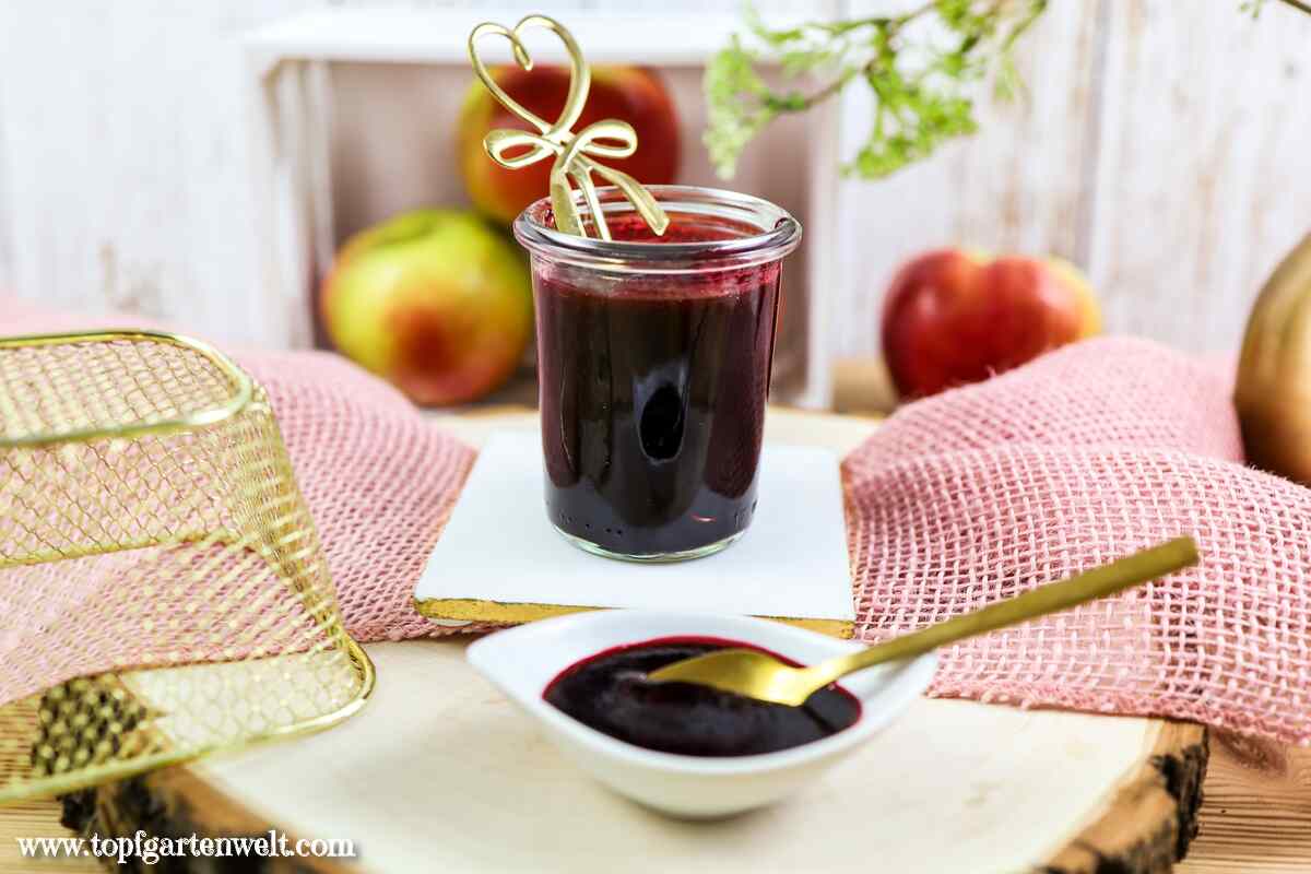 Hausgemachte Apfel-Holunder-Marmelade für das Frühstück