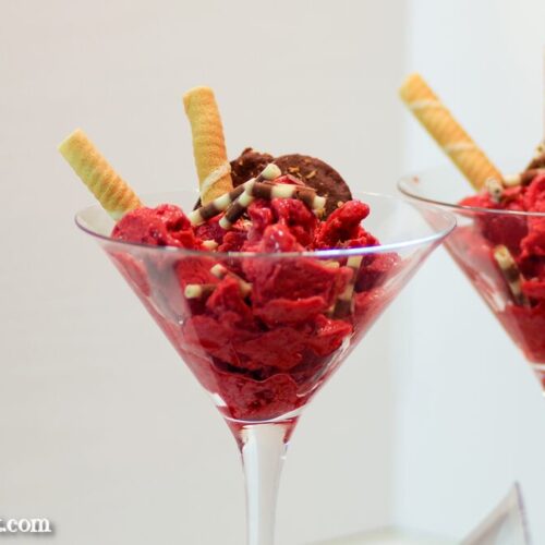 Buchtipp Eis genießen - verführerische Rezepte: Himbeer-Kokos-Eis mit Schoko-Kokos-Talern - Buchrezension - Foodblog Topfgartenwelt