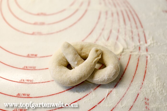 Laugenbrezel formen Schritt 2 - Foodblog Topfgartenwelt