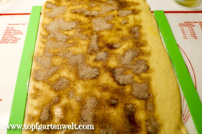 Teig mit Zimt-Zucker bestreuen - Foodblog Topfgartenwelt