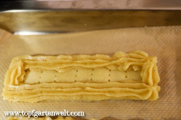 Makronenmasse auf Eisenbahner auftragen - Foodblog Topfgartenwelt