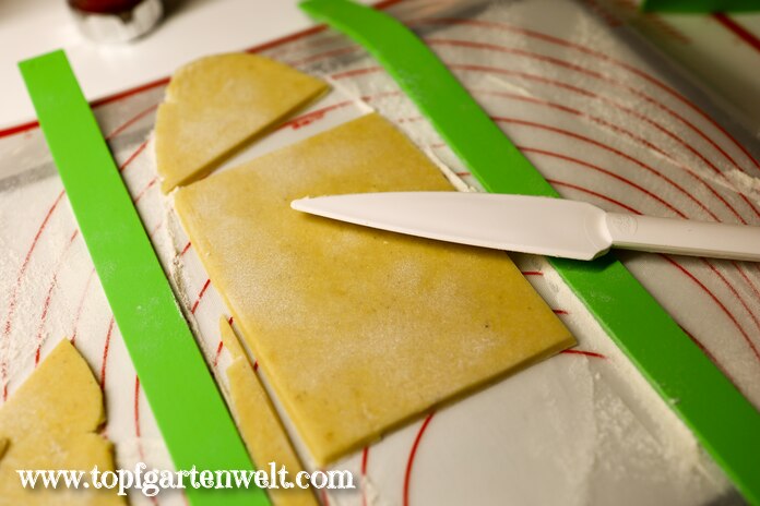 Eisenbahner Teigstück in Form schneiden - Foodblog Topfgartenwelt