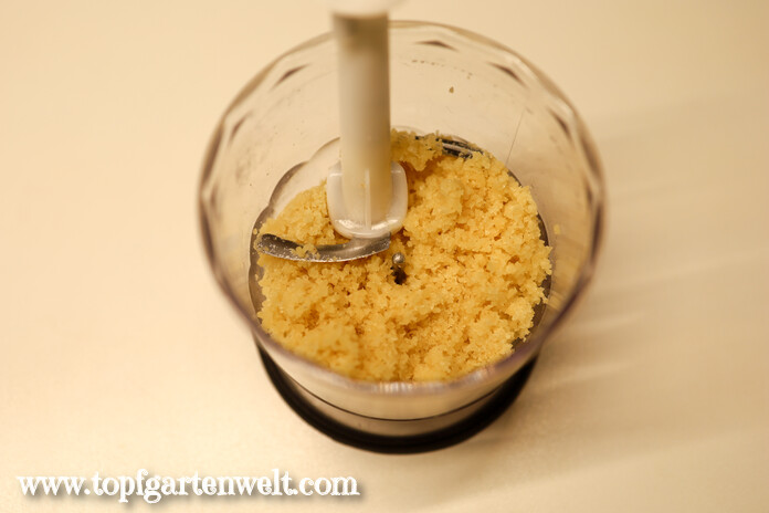 Marzipan für Makronenmasse zerkleinern - Foodblog Topfgartenwelt