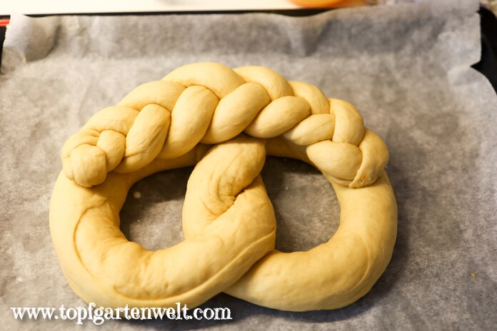 Neujahrsbrezel formen - Foodblog Topfgartenwelt