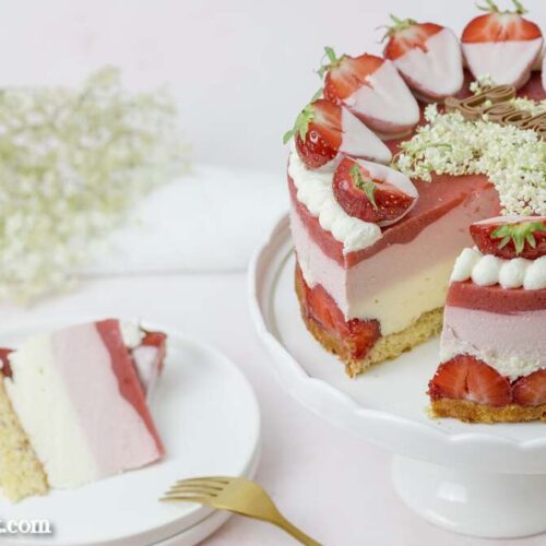 Diese leckere Erdbeer Holunderblüten Torte besteht aus einem flaumigen Boden und einer fruchtigen Creme.