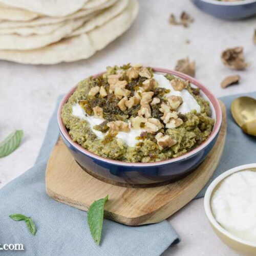 Dieser persisische Auberginenaufstrich ist auch als Kashk-e Bademjan bekannt. Er ist würzig und passt perfekt zu Fladenbrot.